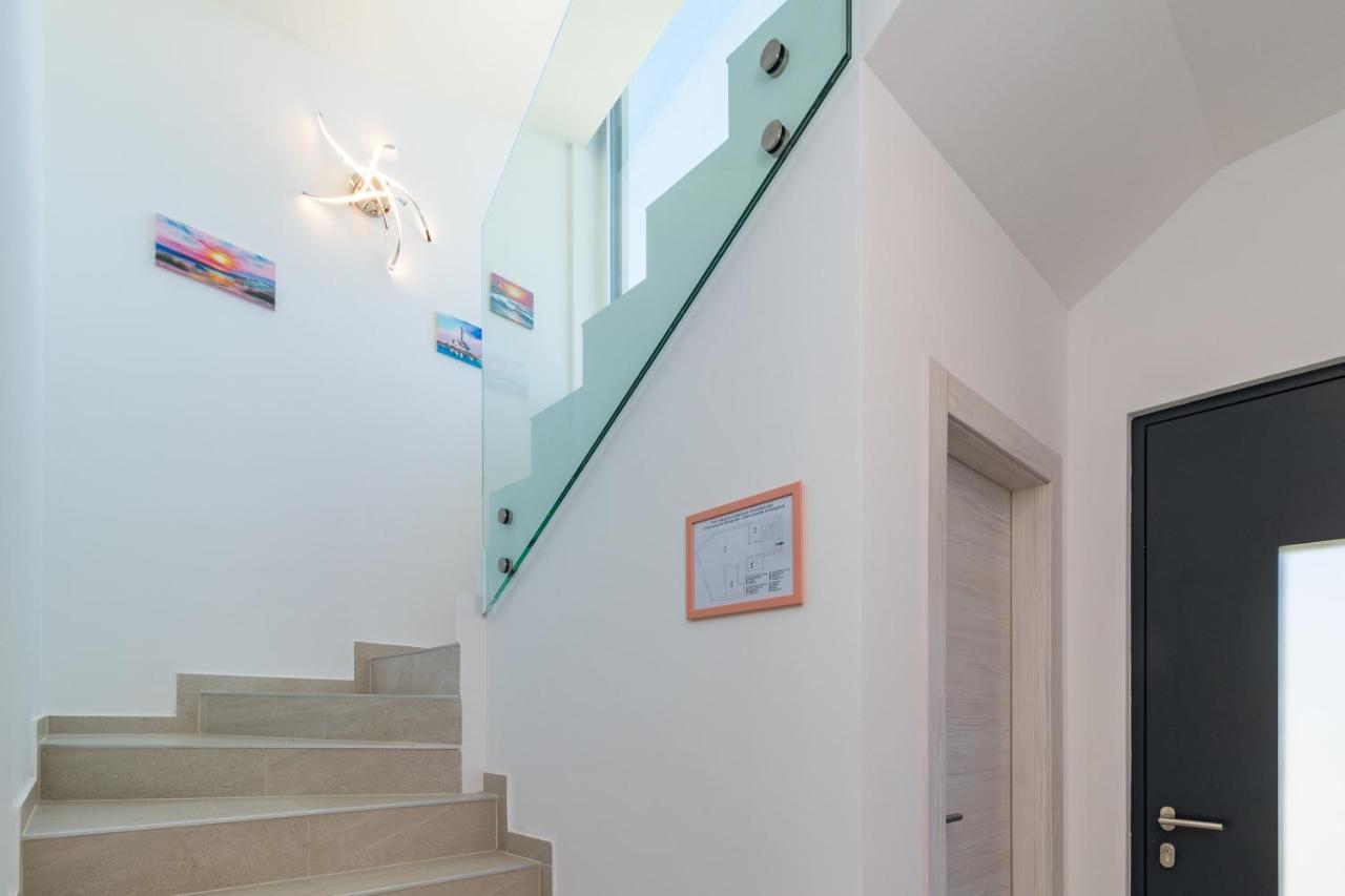 Villa Elena Deluxe mit Whirlpool und POOL am MEER Fažana Exterior foto