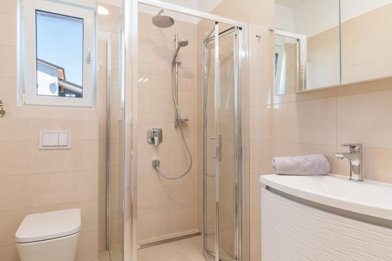 Villa Elena Deluxe mit Whirlpool und POOL am MEER Fažana Exterior foto