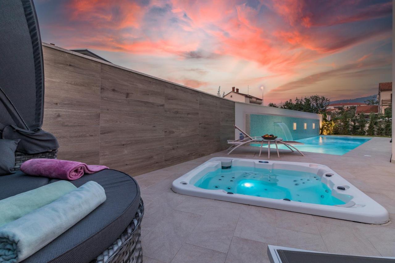Villa Elena Deluxe mit Whirlpool und POOL am MEER Fažana Exterior foto